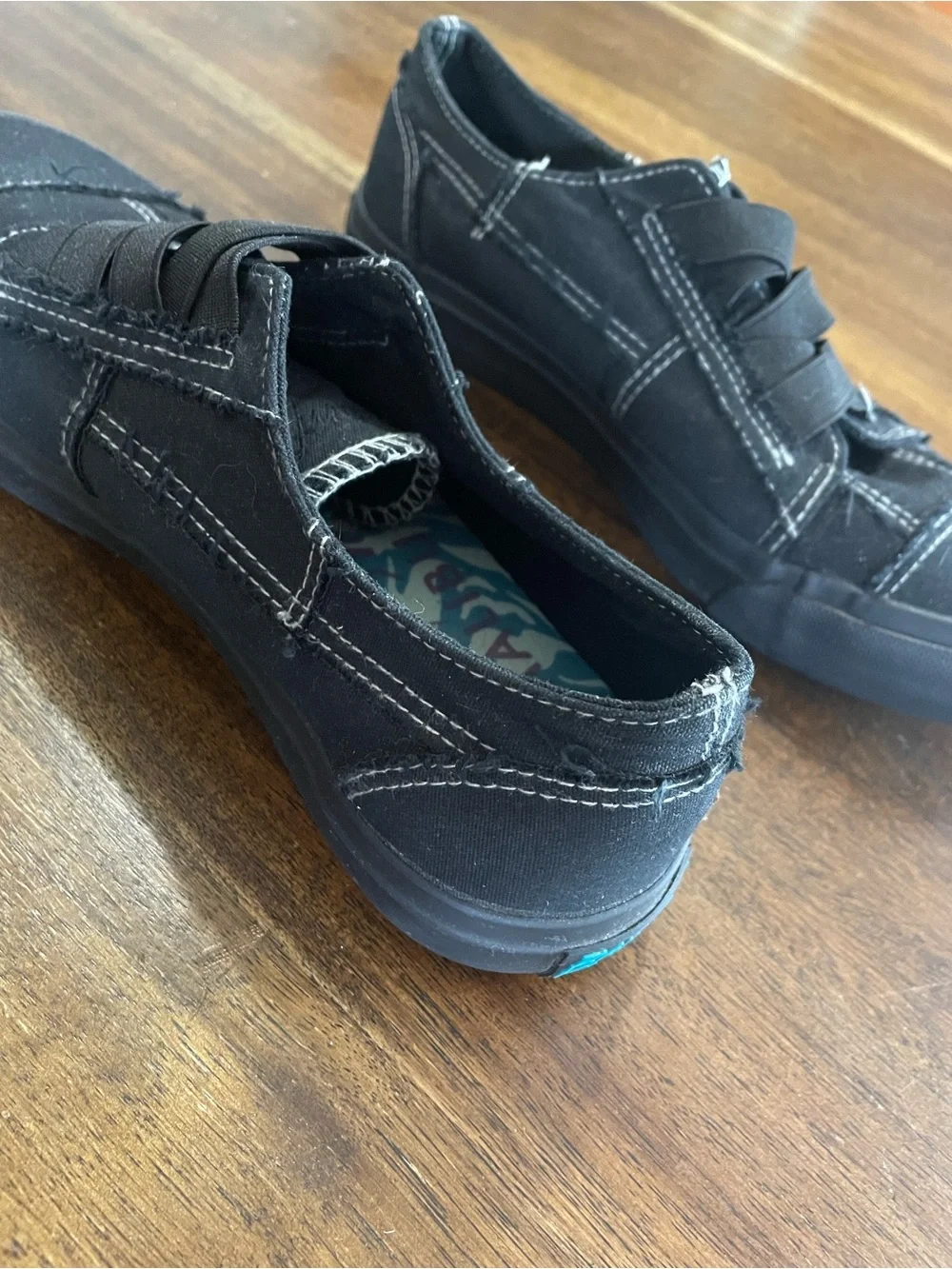 Women’s Blowfish Tennis Shoe Size 8 Casual Slip-On Canvas Shoe